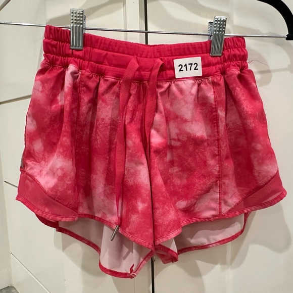 (2172) LULULEMON HOTTY HOT SHORTS Sz 4 **LOVED** - Picture 4 of 9